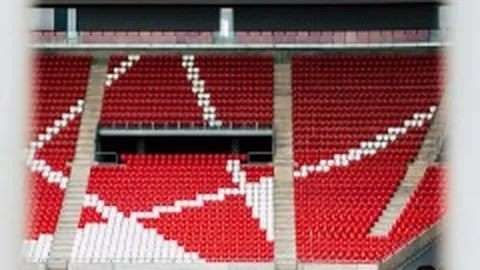 “惊曝：曼联食堂裁员风波，员工午餐仅限汤和三明治”